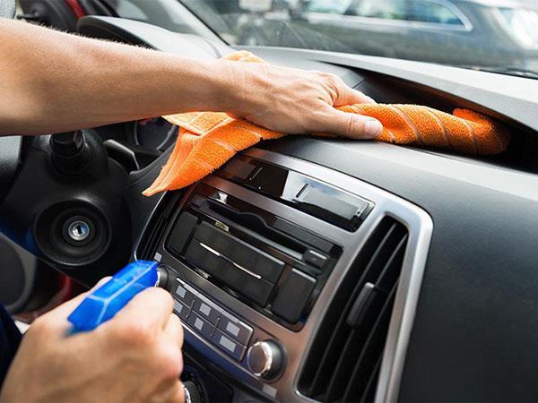 Lavado interior del coche con ozono para eliminar los malos olores